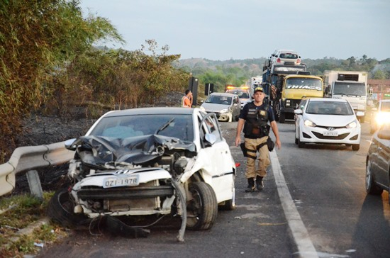 Homem sai de carro durante engarrafamento na BR 324 e morre atropelado