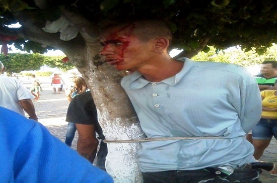 Dois homens suspeitos de praticarem assalto são detidos por populares e amarrados em árvore