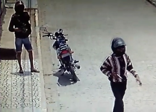 Dupla armada faz arrastão no comércio em distrito de Queimadas