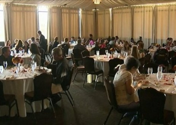 Casamento é cancelado e mãe da noiva doa buffet para pessoas sem-teto nos EUA