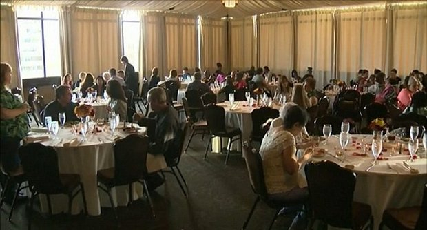 Casamento é cancelado e mãe da noiva doa buffet para pessoas sem-teto nos EUA