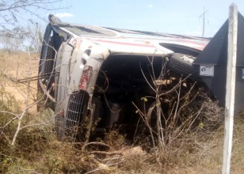 Ônibus da São Mateus tomba na BA 120 próximo a Queimadas