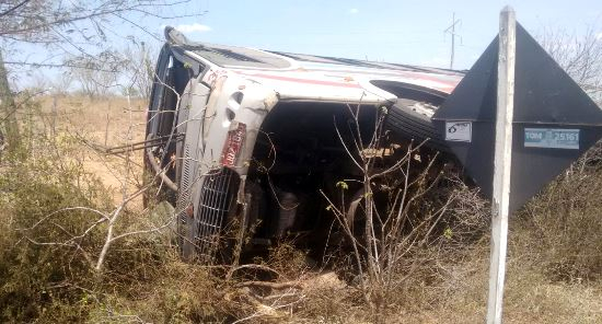 Ônibus da São Mateus tomba na BA 120 próximo a Queimadas