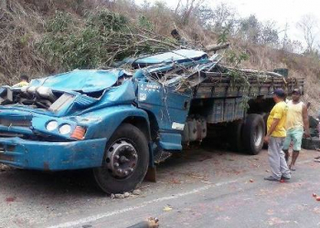 Motorista e carona ficam feridos em capotamento de caminhão na Estrada do Feijão