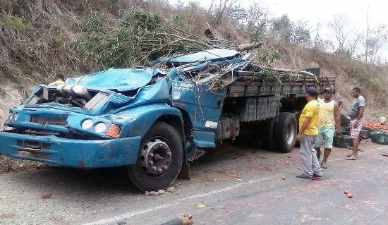 Motorista e carona ficam feridos em capotamento de caminhão na Estrada do Feijão