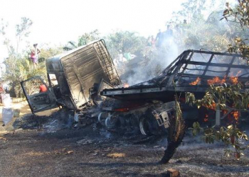 Carreta pega fogo em Jacobina; motorista conseguiu saltar do veículo