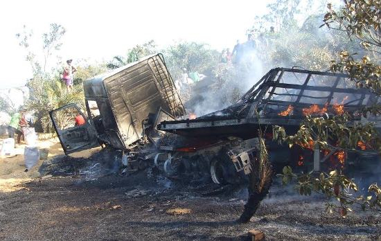 Carreta pega fogo em Jacobina; motorista conseguiu saltar do veículo