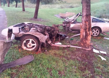 Jovem sobrevive após batida dividir carro ao meio; veja fotos