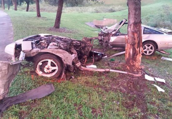 Jovem sobrevive após batida dividir carro ao meio; veja fotos