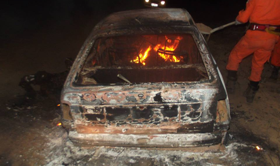 Carro é encontrado em chamas; ao lado corpo de homem carbonizado
