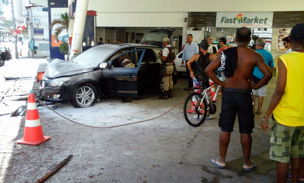 colisão em posto