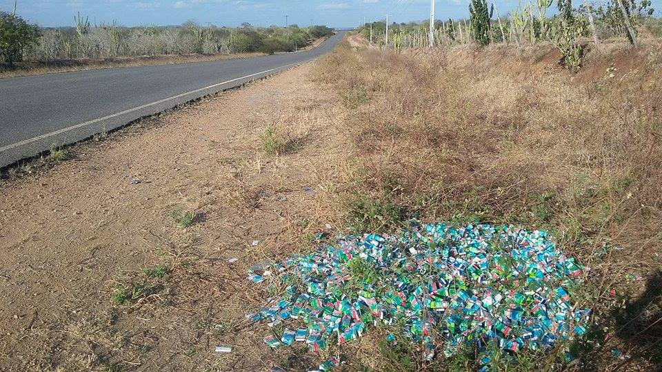Caminhoneiro encontra grande quantidade de medicamento vencido jogado as margens de rodovia e fica revoltado