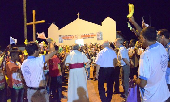 Comunidade de Vertente recebe os bispos. Foto: Teones Araújo
