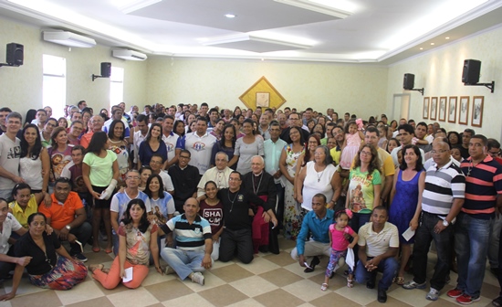 Conforme fez com os jovens, no final do encontro com os casais os bispos posaram para foto oficial. Foto: Raimundo Mascarenhas