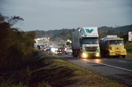 Engarrafamento gigante, na foto a esquerda local da queimada.