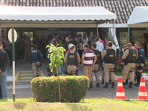 Enterrado em Salvador corpo de policial rodoviário baleado durante briga em Euclides da Cunha