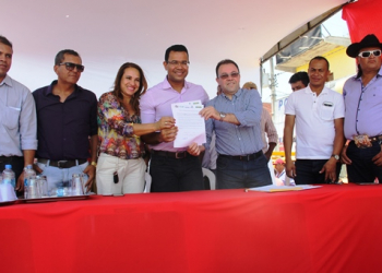 Agricultores e feirantes de Araci são beneficiados com entrega de cisternas e barracas