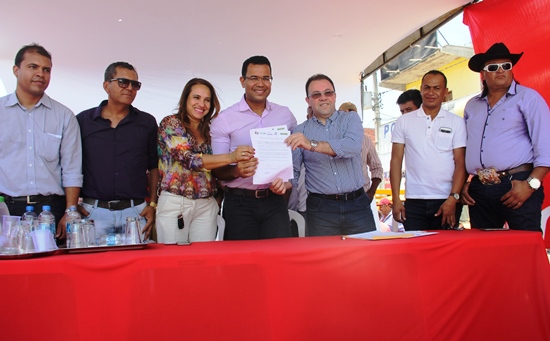 Assinatura do termo de compromisso comemorado por todos que fizeram parte da mesa.