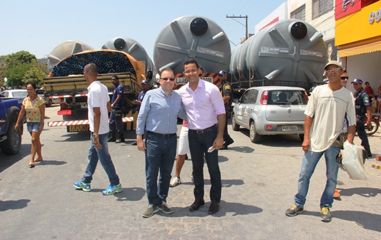 Agricultores e feirantes de Araci são beneficiados com entrega de cisternas e barracas