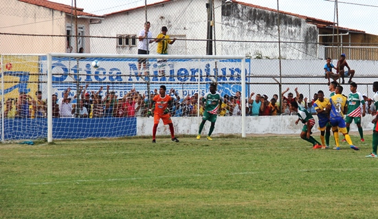 Goleiro só olhou a bola cabeceada por Elvis.