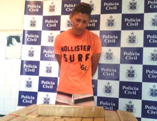 Policia Civil de Coité prende homem com 25 kg de maconha em tablete