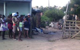 Homem mata o colega, avisa a esposa da vítima e foge em Feira de Santana