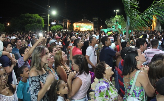 A população de olho pra o céu curtiu a queima de fogos de artifícios