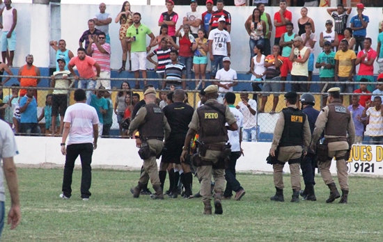 Policiamento teve que proteger o árbitro na saída de campo.