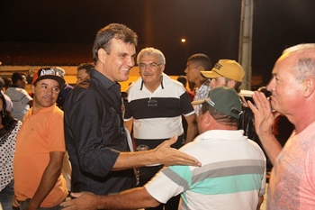 Júnior recebeu os cumprimentos de muita gente ao chegar ao distrito.