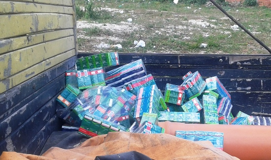 Caminhoneiro encontra grande quantidade de medicamento vencido jogado as margens de rodovia e fica revoltado