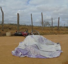 Vítima colidiu com um carro.