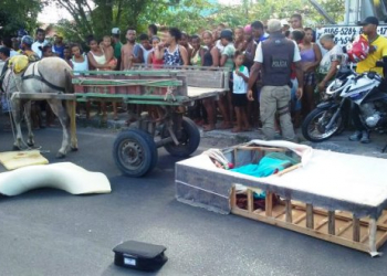 Mulher mata outra com 50 facadas, esconde corpo em colchão e tenta fugir em carroça
