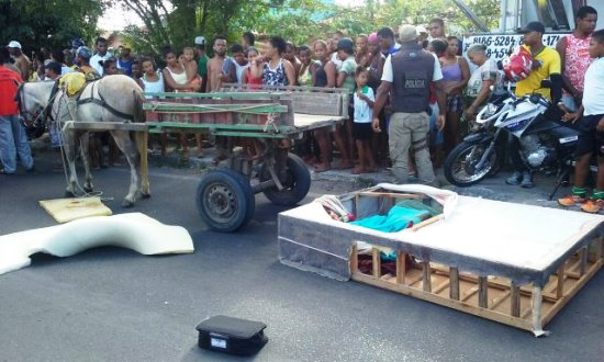 Mulher mata outra com 50 facadas, esconde corpo em colchão e tenta fugir em carroça