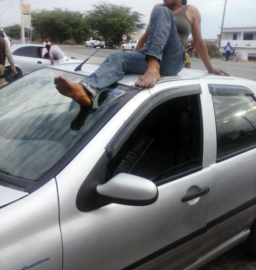 mulher sobre o carro