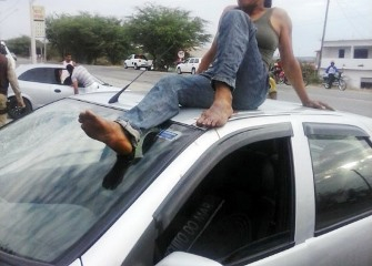 Santaluz: motorista atropela mulher que vai parar no teto do carro e ele tentou fugir com a vítima