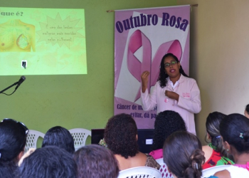 Secretaria de Saúde de Serrinha realiza palestra para conscientizar mulheres sobre a importândia do autoexame