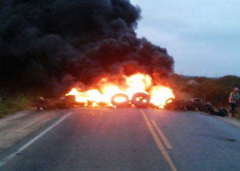 Coité – Depois de tragédia, manifestantes bloqueiam rodovia BA 409 para pedir melhoria