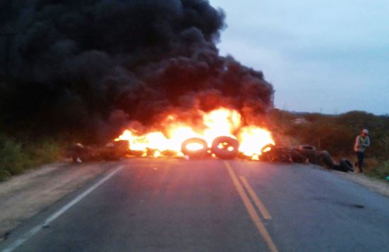 Coité – Depois de tragédia, manifestantes bloqueiam rodovia BA 409 para pedir melhoria