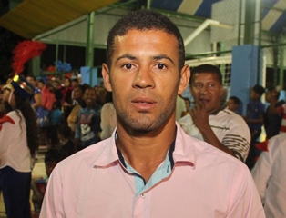 Professor mostrou o entrosamento da Fanfarra de Várzea da Pedra com bela apresentação.