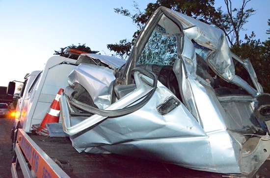 S10 ficou irreconhecível, mas motorista sobreviveu.