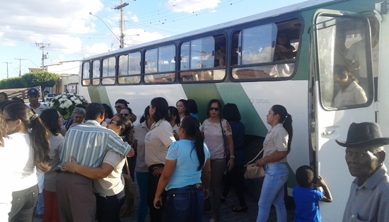Colegas de trabalho chegaram fardadas para acompanharem o sepultamento. 