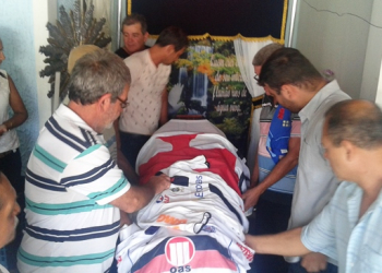 Com bandeira e camisas dos clubes do coração, corpo do ex-radialista Pedro Silva é sepultado