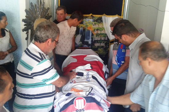 Com bandeira e camisas dos clubes do coração, corpo do ex-radialista Pedro Silva é sepultado