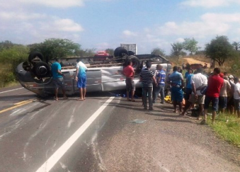 Colisão envolvendo carreta e van deixa uma vítima fatal e outras feridas na BR 407