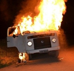 Moradores ateiam fogo em veículo após atropelamento de quatro pessoas; veja vídeo