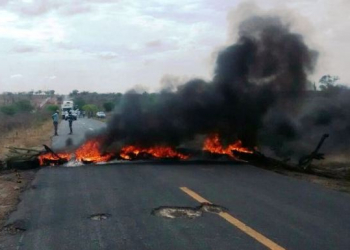 Moradores fecham novamente trecho da BA-120 exigindo melhorias