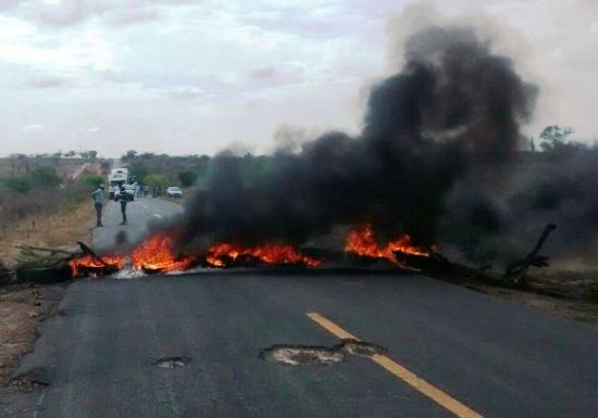Moradores fecham novamente trecho da BA-120 exigindo melhorias