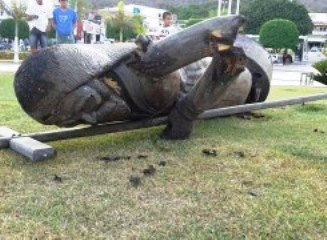 Adolescentes derrubam estátua de Antônio Conselheiro ao tentarem tirar selfie em Monte Santo