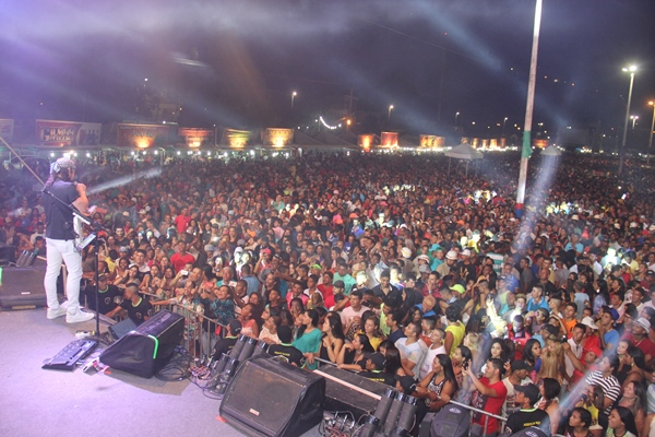 Bell Marques agita grande público na festa de Todos os Santos, em Monte Santo
