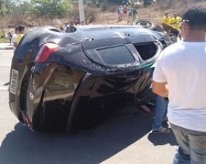 Motorista morre após ser projetado para fora do carro próximo à BR-324